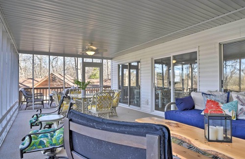 Lavonia House | Large Lavonia Home w/Party Dock on Lake Hartwell!