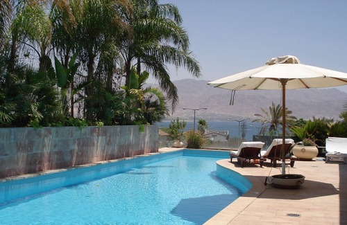 Eilat Villa | LARGE LOFT 8M HEIGHT POOL 20M LONG HEATED 300m FROM THE SEA