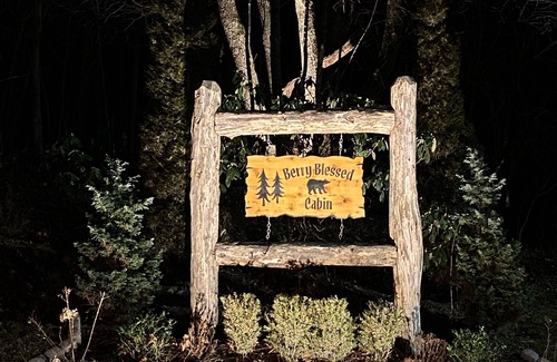 Blowing Rock Cabin | Large Log Cabin ON APP SKIMTN, HotTub, Pool Table, Kayaks, LOCATION! 100+reviews