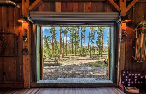 Grand Lake House | Large log home directly on CO River w/beach, hot tub
