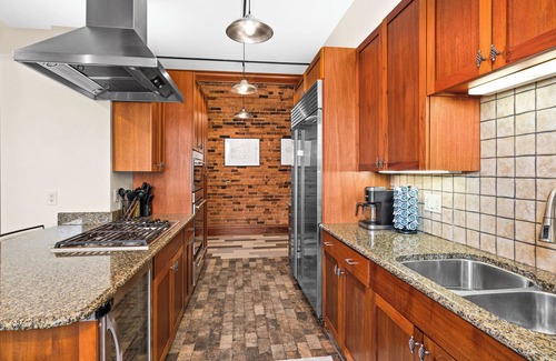 Downtown - Waterfront Condo | Large Lux Condo, Lakeview, Canal Park, Sleeps 8