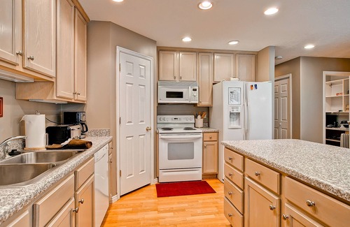 Cottonwood Heights House | Large & Luxurious Home w/Private Hot Tub, and Fireplace