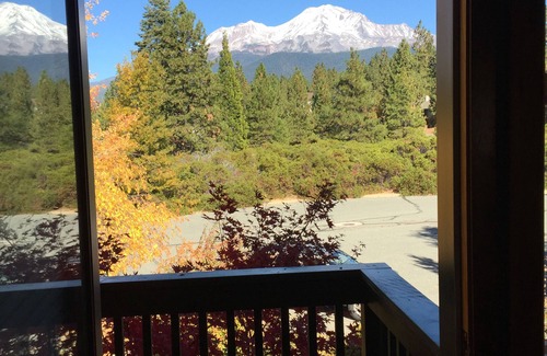 Mount Shasta House | Large luxury 4600' Mt. Shasta Home on Resort Golf Course w/Breathtaking Views
