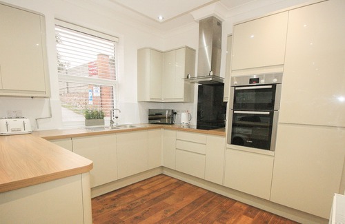 Colchester Apartment | Large luxury apartment 150m from town centre and castle
