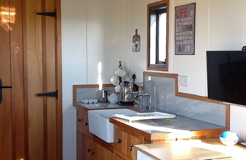 Stockton-on-Tees Cabin | Large Luxury self contained shepherd's hut with elevated deck