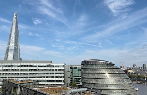 Riverside Apartment | Large Luxury Penthouse with River Views of Tower Bridge and City Sleeps 8