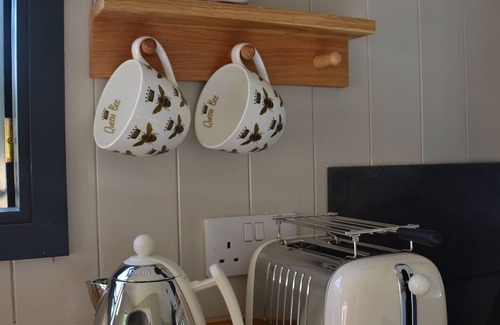 Belluton Cabin | Large Luxury Shepherds Hut with Hot Tub near Bath