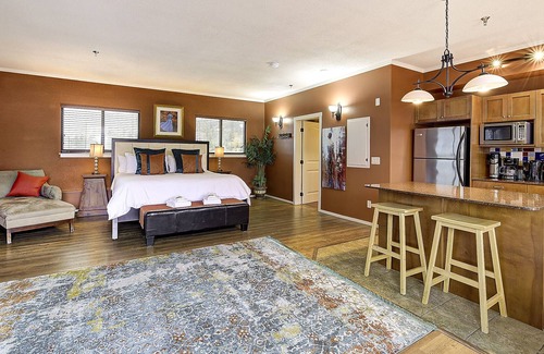 Central Okanagan House | Large Mansion great for events - Sleeps 28 - Private Theatre - Private Hot Tub