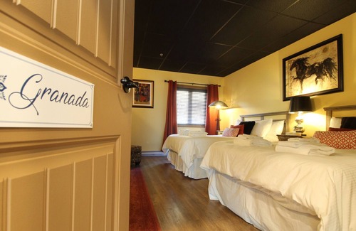 Central Okanagan House | Large Mansion great for events - Sleeps 28 - Private Theatre - Private Hot Tub