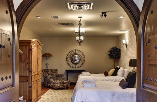 Central Okanagan House | Large Mansion great for events - Sleeps 28 - Private Theatre - Private Hot Tub