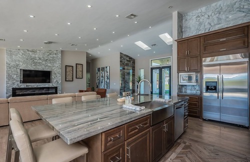 Sundown Manor House | Large Mansion + Guest House! Resort Pool,Pickleball Court. 9 bedrooms 18 beds