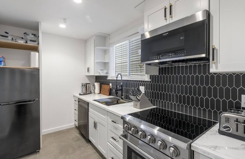 Cow Hollow Apartment | Large Marina full furnished 1 bed. 99% walk score