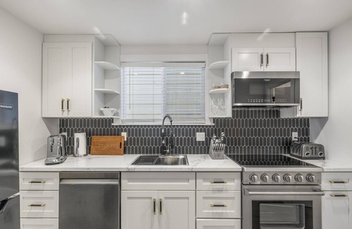 Cow Hollow Apartment | Large Marina full furnished 1 bed. 99% walk score