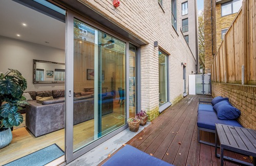 Southfield Apartment | Large Modern 1 Bedroom Apartment (767 sq ft) in a New Build