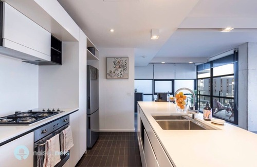 Kingston Apartment | Large Modern 2 Bdrm Apt, Water Views, 2x Car Spots