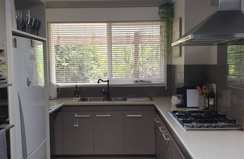 Horsham House | Large Modern 4-bedroom house, Located near the Town Centre.