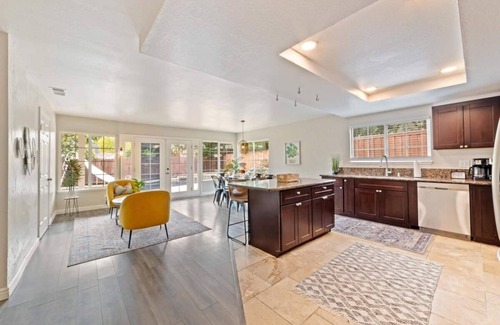 Citrus Heights House | Large Modern 4B2B * King bed *Pool * 70"TV