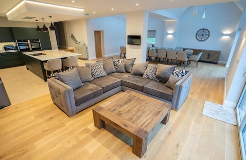 Cleedownton House | Large, modern countryside retreat with hot tub - Sleeps 24 - Nr Birmingham