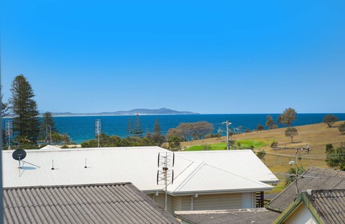 Crescent Head House | LARGE MODERN HOME, WATER VIEWS & CENTRAL LOCATION