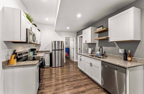 Dayton Triangle Apartment | Large & Modern Home Base | King Beds