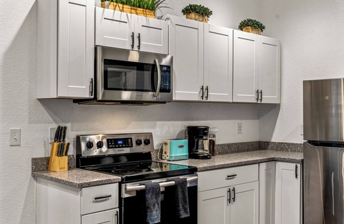 Dayton Triangle Apartment | Large & Modern Home Base | King Beds