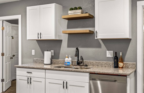 Dayton Triangle Apartment | Large & Modern Home Base | King Beds