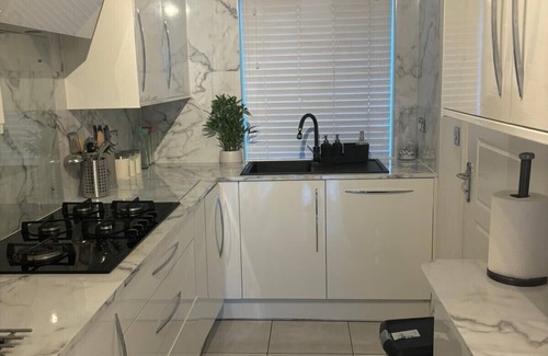 Stone House | Large Modern House Ideal for Work Stays & Groups