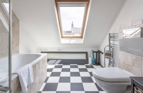 Southfields Apartment | Large Modern Maisonette in Southfields