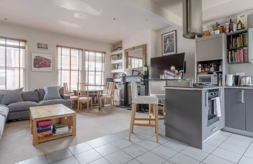 Southfields Apartment | Large Modern Maisonette in Southfields