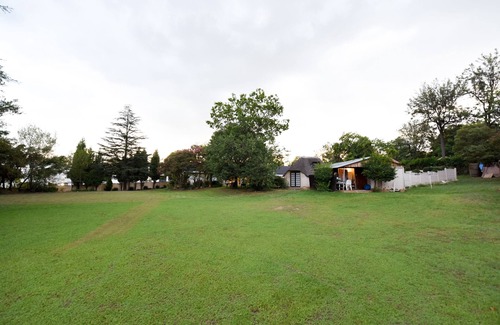 Greater Johannesburg Metropolitan Area Cottage | Large, modern studio unit with private garden in Bryanston