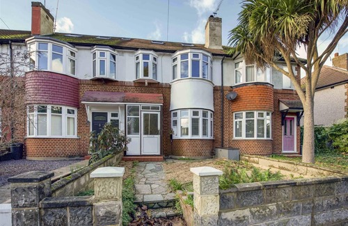Whitton House | Large Modern Sunny House for Entertaining, Hot-tub, 4 bed nr Twickenham Stadium