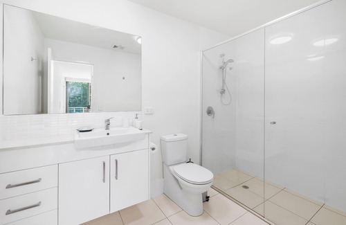 Woorim Apartment | Large Modern Unit with Lift & Pool