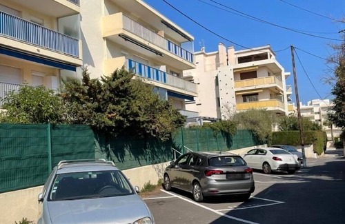 Cap-d'Antibes Apartment | Large, newly renovated studio, quiet, 100 metres from the beautiful La Salis beach
