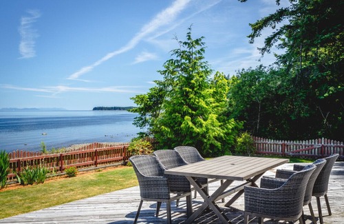 Campbell River House | Large Oceanfront House with Hot Tub!