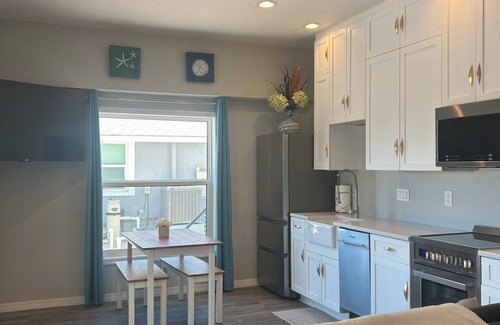 Bay Harbor Estates House | Large on-suite 1-bedroom unit in a waterfront house located on a canal