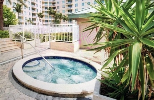Boynton Beach Condo | Large One Bedroom 1 1/2 Bath in Luxury Complex with 2 Queen Beds.