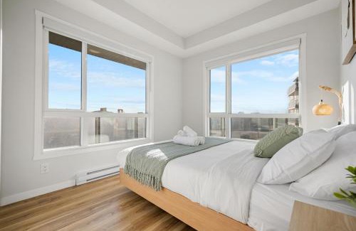 Southeast Calgary Apartment | Large Open Concept Luxury Apartment with AC, 70" Smart TV with Netflix, Free Underground Parking & More