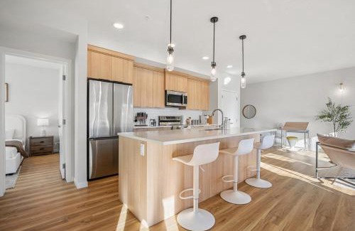 Southeast Calgary Apartment | Large Open Concept Luxury Apartment with AC, 70" Smart TV with Netflix, Free Underground Parking & More