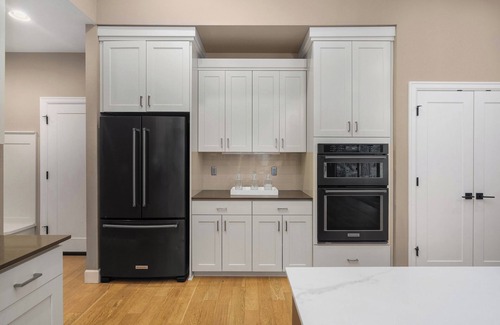 Tigard House | Large Open Home - Gourmet Kitchen - Pool Table