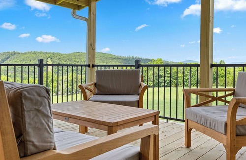Jasper House | Large Ozark home w/large covered deck - 5 minutes from Jasper!