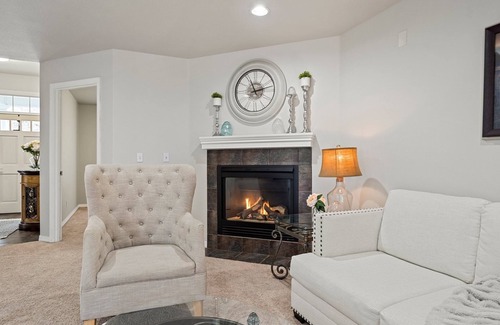 Far West House | Large peaceful and quiet home next to wine country!