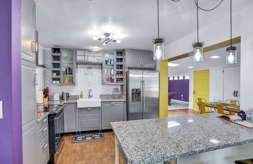 Southside House | Large Pool🐬Billiards🎱Hammock & Grill 🔥Mural🦋Comfy Mattresses🔥Sleeps 10!