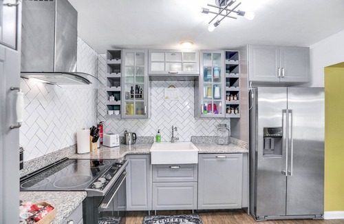 Southside House | Large Pool🐬Billiards🎱Hammock & Grill 🔥Mural🦋Comfy Mattresses🔥Sleeps 10!