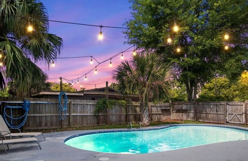 Southside House | Large Pool🐬Billiards🎱Hammock & Grill 🔥Mural🦋Comfy Mattresses🔥Sleeps 10!