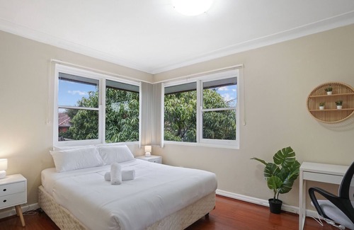Bexley North House | Large Pool | Close to Aiport | 5mins Walk to Station!