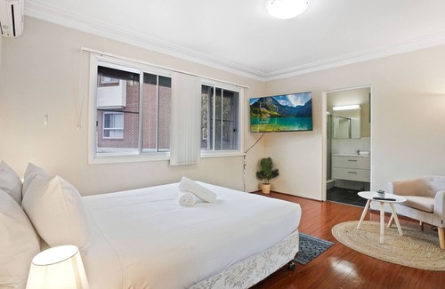 Bexley North House | Large Pool | Close to Aiport | 5mins Walk to Station!