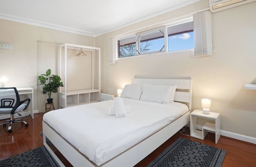 Bexley North House | Large Pool | Close to Aiport | 5mins Walk to Station!
