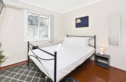 Bexley North House | Large Pool | Close to Aiport | 5mins Walk to Station!