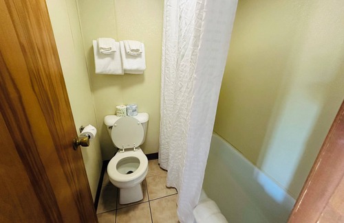 Sandusky Hotel | Large Pool Open Late! Hotel Room by Cedar Point