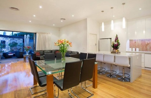 Caulfield South House | Large Prestigious Inner City Family Home- Bright & Airy only 9km to City centre